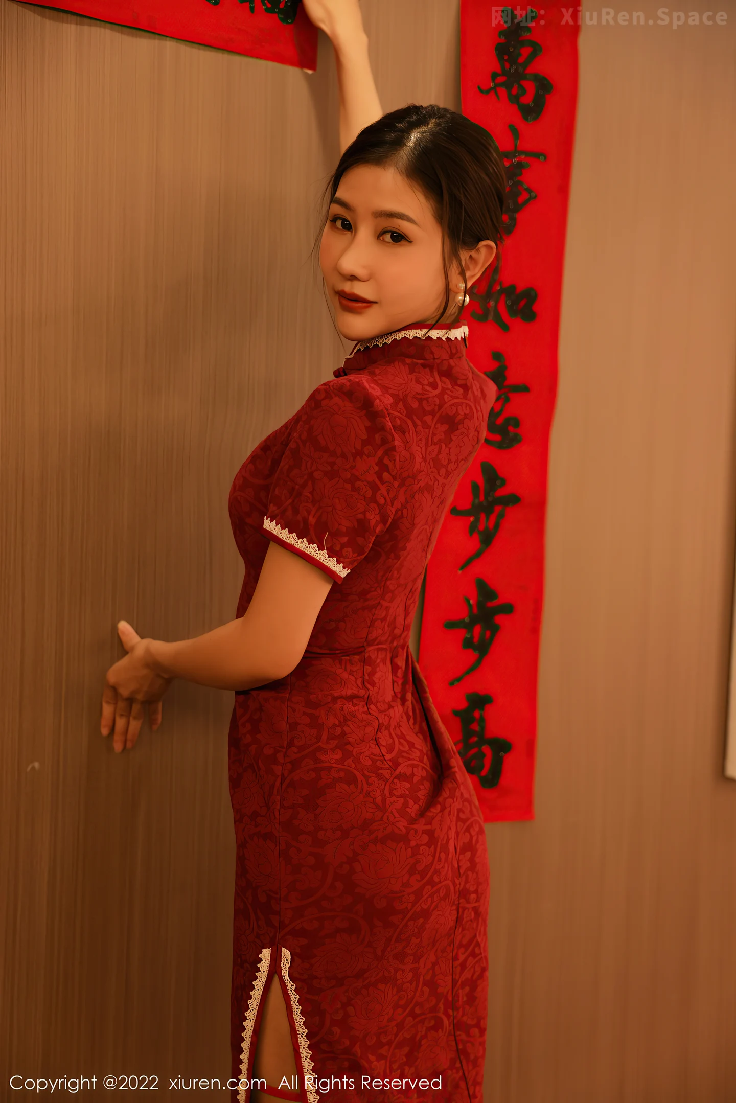 图片[2]-[XiuRen秀人网]VOL.4508 模特尹甜甜新年主题红色韵味旗袍半脱露豪乳遮点极致诱惑写真50P-秀人网官方网站